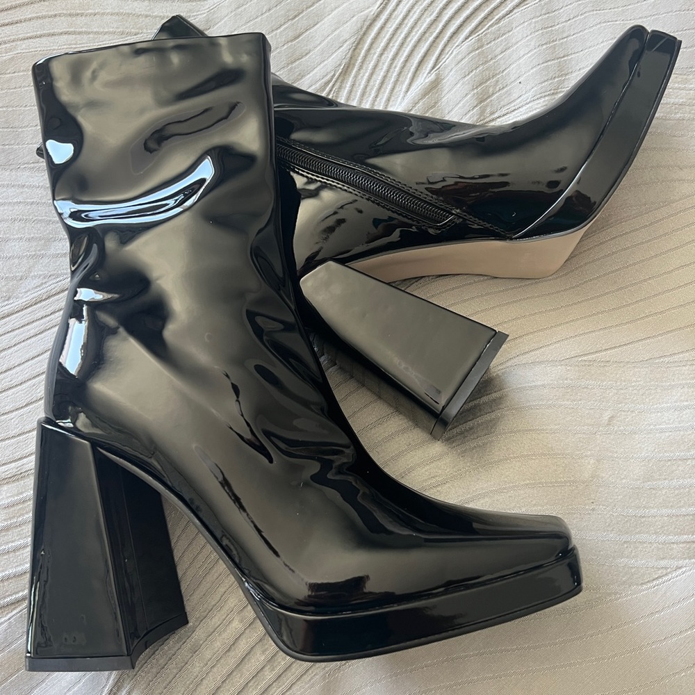 Black Shiny Boots with Chunky Heel